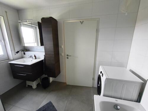 Bad mit Badewanne, Dusche und Waschmaschineanschluss Bild 6 - 