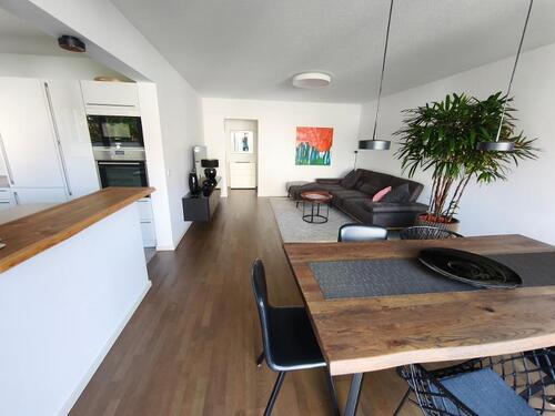 Wohnen / Essen mit Zugang zur offenen Küche und dem Balkon Bild 4 - 