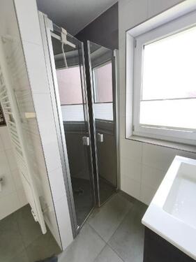 Bad mit Badewanne, Dusche und Waschmaschineanschluss Bild 3 - 
