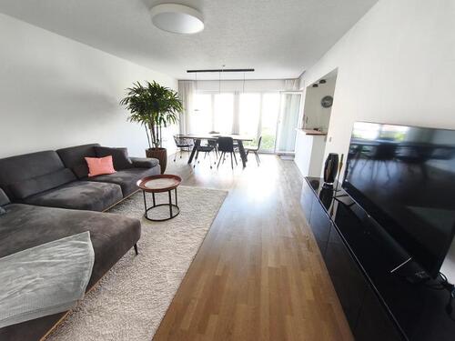 Wohnen / Essen mit Zugang zur offenen Küche und dem Balkon Bild 1 - 