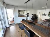 Wohnen / Essen mit Zugang zur offenen Küche und dem Balkon Bild 3 - 