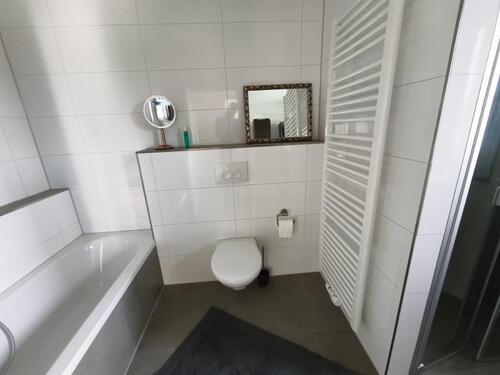 Bad mit Badewanne, Dusche und Waschmaschineanschluss Bild 4 - 