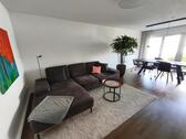 Wohnen / Essen mit Zugang zur offenen Küche und dem Balkon Bild 2 - 
