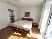 Schlafzimmer mit Zugang zum Garten und Terrasse Bild 2 - 