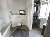 Bad mit Badewanne, Dusche und Waschmaschineanschluss Bild 1 - 