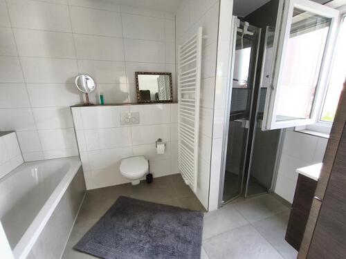 Bad mit Badewanne, Dusche und Waschmaschineanschluss Bild 1 - 