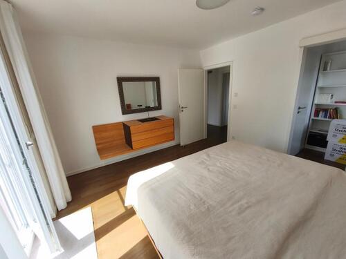 Schlafzimmer mit Zugang zum Garten und Terrasse Bild - 