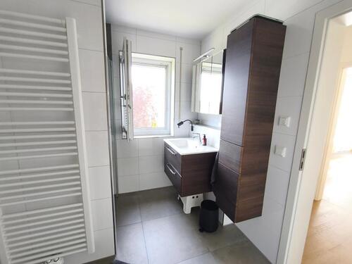 Bad mit Badewanne, Dusche und Waschmaschineanschluss Bild 2 - 