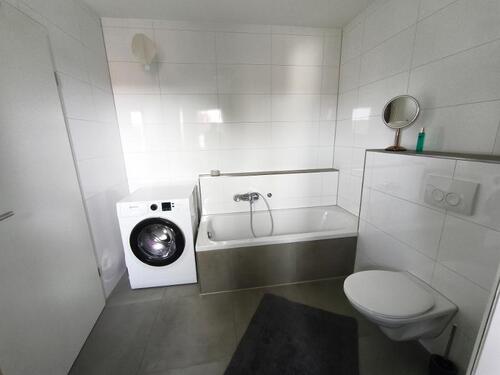 Bad mit Badewanne, Dusche und Waschmaschineanschluss Bild 5 - 