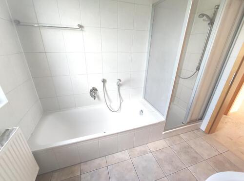 Bad mit Badewanne, Dusche und Fenster Bild 3 - 