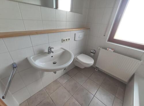 Bad mit Badewanne, Dusche und Fenster Bild 2 - 