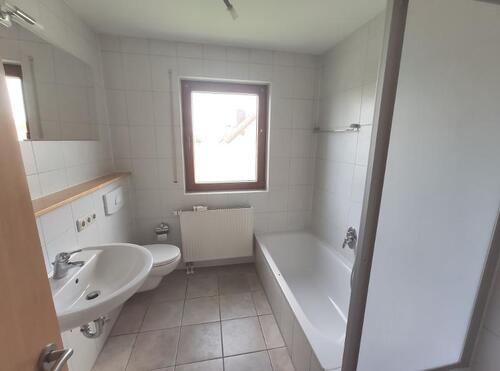 Bad mit Badewanne, Dusche und Fenster Bild 1 - 