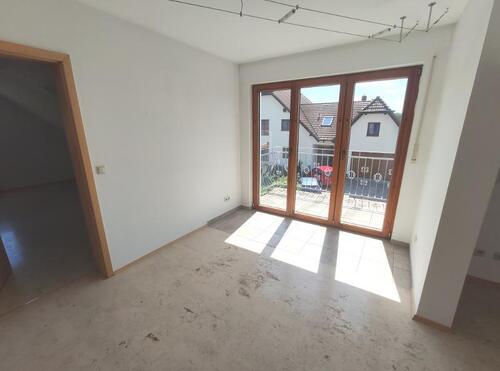 Wohnzimmer mit Zugang zum Balkon Bild 6 - 