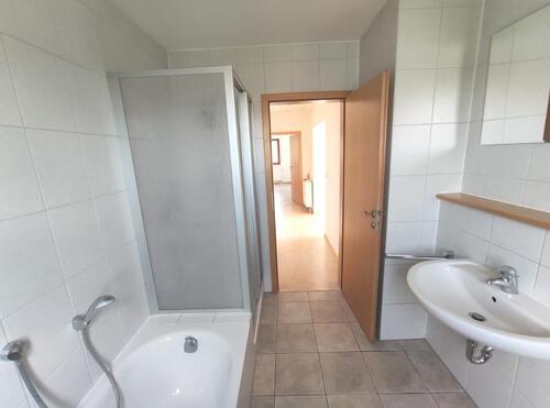 Bad mit Badewanne, Dusche und Fenster Bild 4 - 