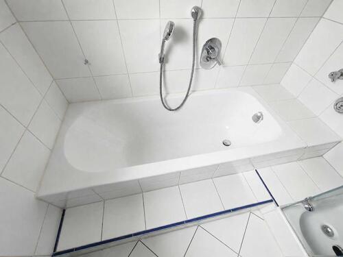 Bad mit Badewanne, Dusche und Fenster Bild 5 - 