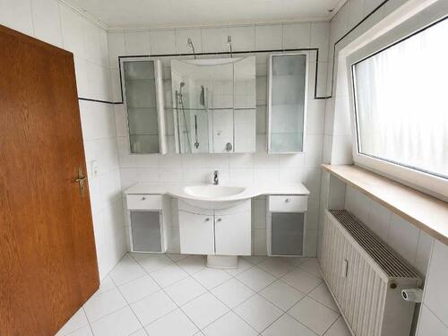 Bad mit Badewanne, Dusche und Fenster Bild 2 - 