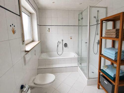 Bad mit Badewanne, Dusche und Fenster Bild 3 - 