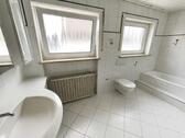 Bad mit Badewanne, Dusche und Fenster Bild 1 - 