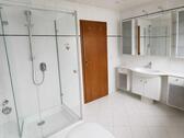 Bad mit Badewanne, Dusche und Fenster Bild 4 - 