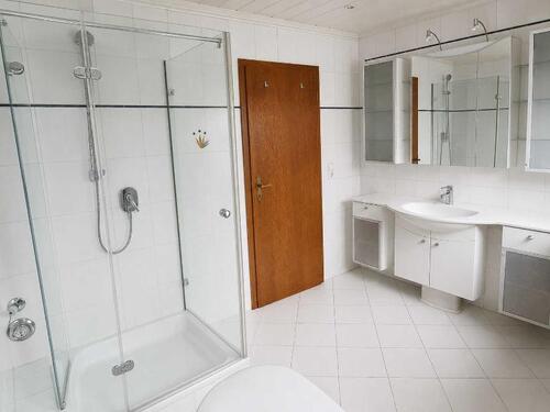 Bad mit Badewanne, Dusche und Fenster Bild 4 - 
