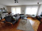 Wohnzimmer mit Zugang zum Garten Bild 1 - 7 Zimmer Einfamilienhaus zur Miete in Höchstadt
