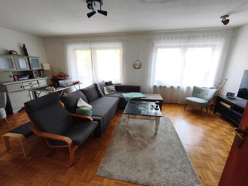 Wohnzimmer mit Zugang zum Garten Bild 1 - 7 Zimmer Einfamilienhaus zur Miete in Höchstadt