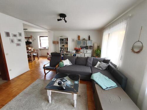 Wohnzimmer mit Zugang zum Garten Bild 2 - 7 Zimmer Einfamilienhaus in Höchstadt