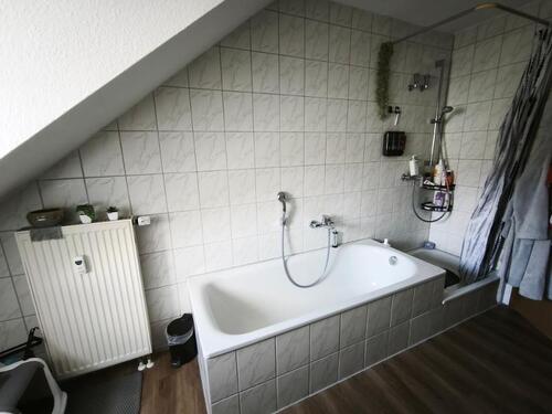Bad mit Badewanne und Dusche Bild 2 - 
