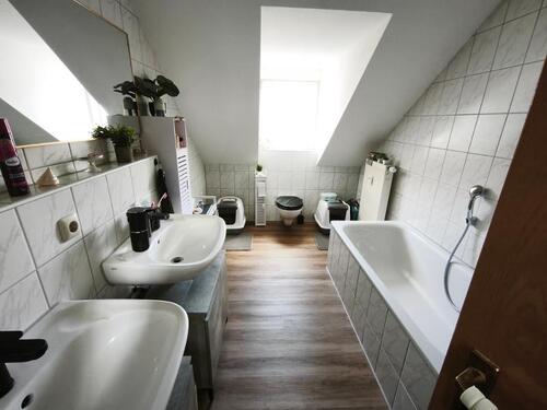 Bad mit Badewanne und Dusche Bild 1 - 