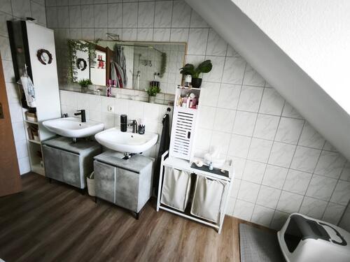 Bad mit Badewanne und Dusche Bild 3 - 