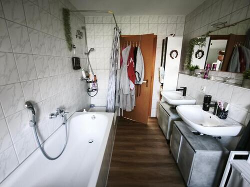 Bad mit Badewanne und Dusche Bild 4 - 