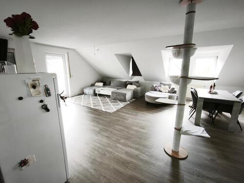 Diele mit Zugang zu Wohn- /Essbereich Bild 3 - Etagenwohnung mit 80,40 m&sup2; in Uehlfeld zur Miete