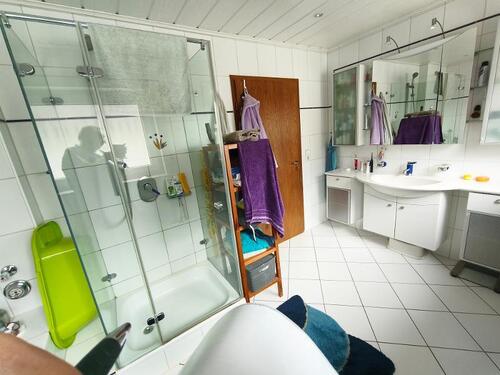Bad mit Badewanne, Dusche und Fenster Bild 4 - 