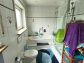 Bad mit Badewanne, Dusche und Fenster Bild 2 - 
