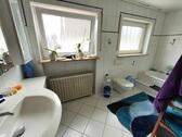 Bad mit Badewanne, Dusche und Fenster Bild 1 - 
