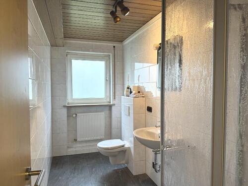 Bad mit Dusche Bild 1 - 