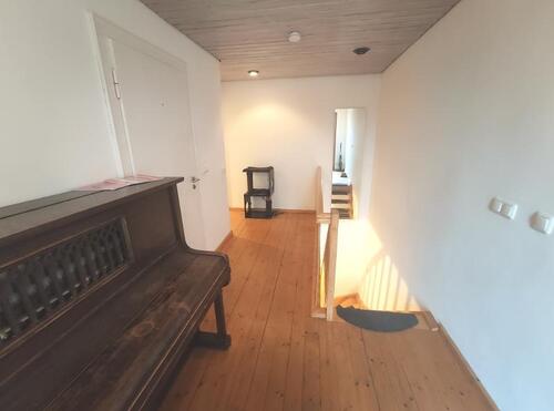 2. OG: Flur mit Zugang zur Terrasse Bild 1 - 