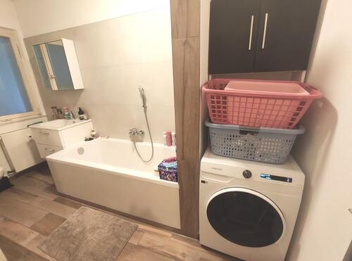 Bad mit Badewanne und Waschmaschinenanschluss Bild 1 - 