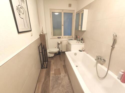 Bad mit Badewanne und Waschmaschinenanschluss Bild 2 - 