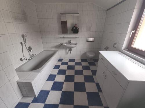 Bad mit Badewanne, Dusche und WaMa Anschlusss Bild 1 - 2 Zimmer Etagenwohnung zur Miete in Mühlhausen