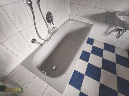 Bad mit Badewanne, Dusche und WaMa Anschlusss Bild 2 - 2 Zimmer Etagenwohnung in Mühlhausen