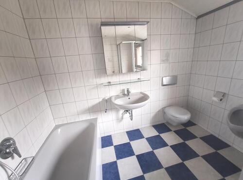 Bad mit Badewanne, Dusche und WaMa Anschlusss Bild 3 - Etagenwohnung mit 63,00 m&sup2; in Mühlhausen zur Miete