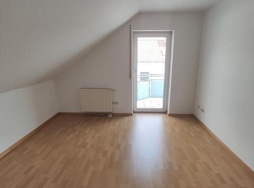 Kinder- /Arbeitszimmer mit Zugang zum Balkon Bild 2 - 