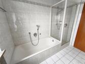 Bad mit Badewanne und Dusche Bild 2 - 