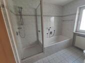Bad mit Badewanne und Dusche Bild 2 - 