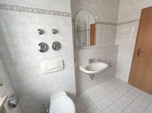 Bad mit Badewanne und Dusche Bild 4 - 