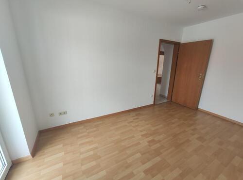 Kinder- /Arbeitszimmer mit Zugang zum Balkon Bild 4 - 