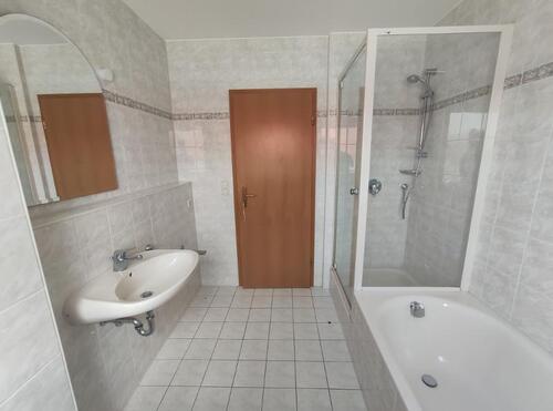 Bad mit Badewanne und Dusche Bild 3 - 