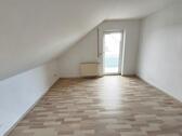 Kinder- /Arbeitszimmer mit Zugang zum Balkon Bild 2 - 