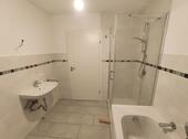 Bad mit Badewanne, Dusche und Waschmaschinenanschluss Bild 4 - 